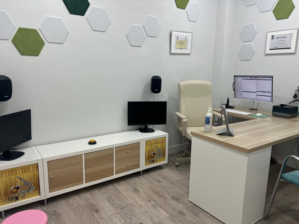Sala consulta Sonea centro auditivo Jaén audiología protésica personalizada