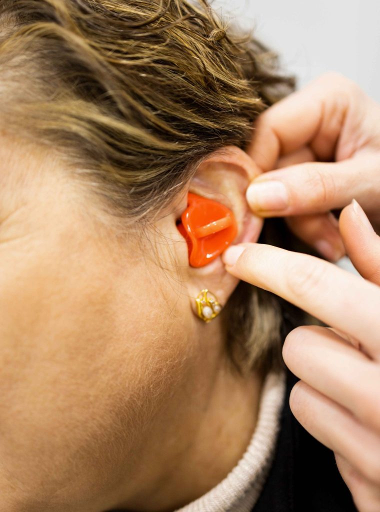 Adaptación audífonos Sonea centro auditivo Jaén cuidamos lo que te conecta