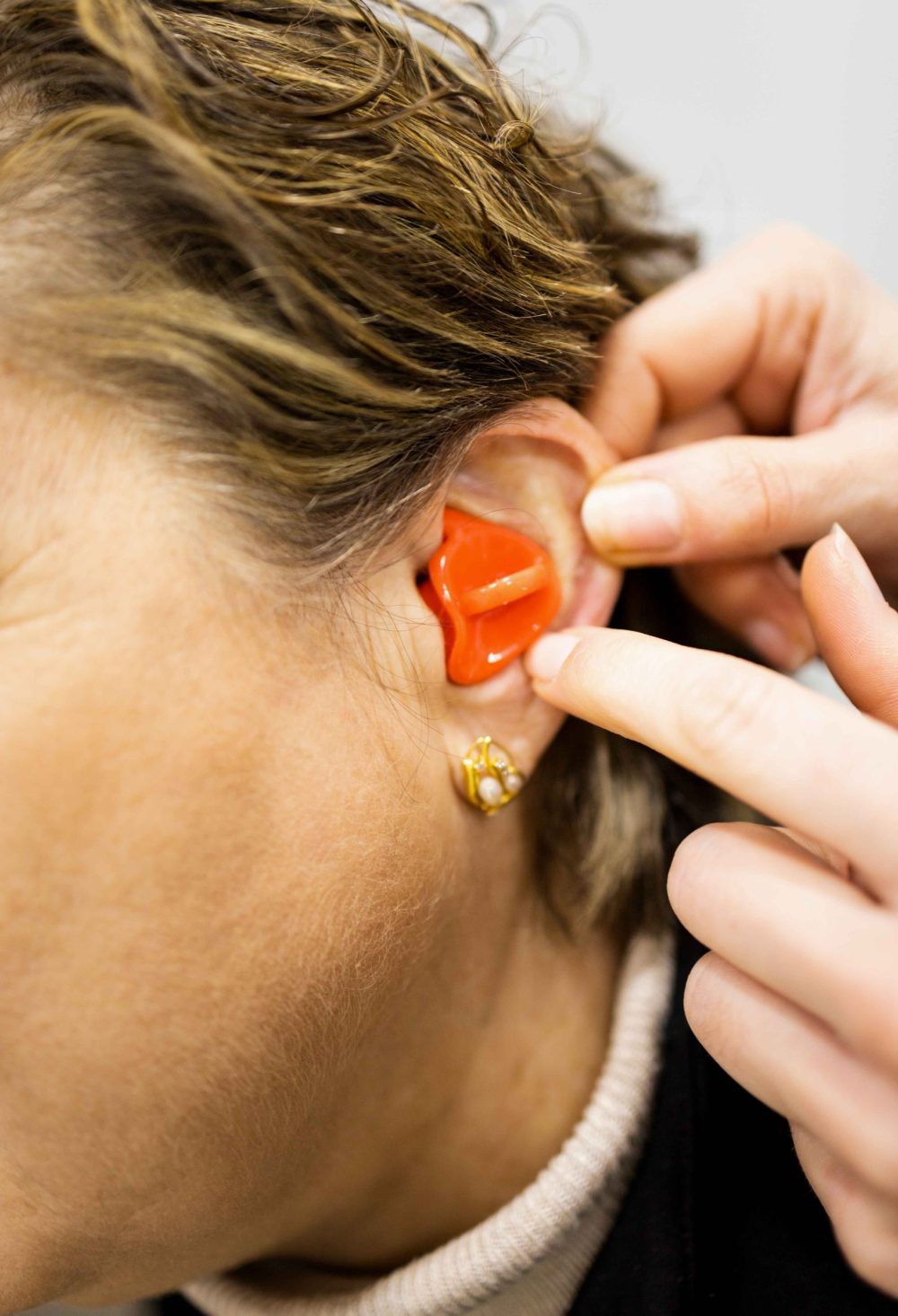 Adaptación audífonos Sonea centro auditivo Jaén cuidamos lo que te conecta